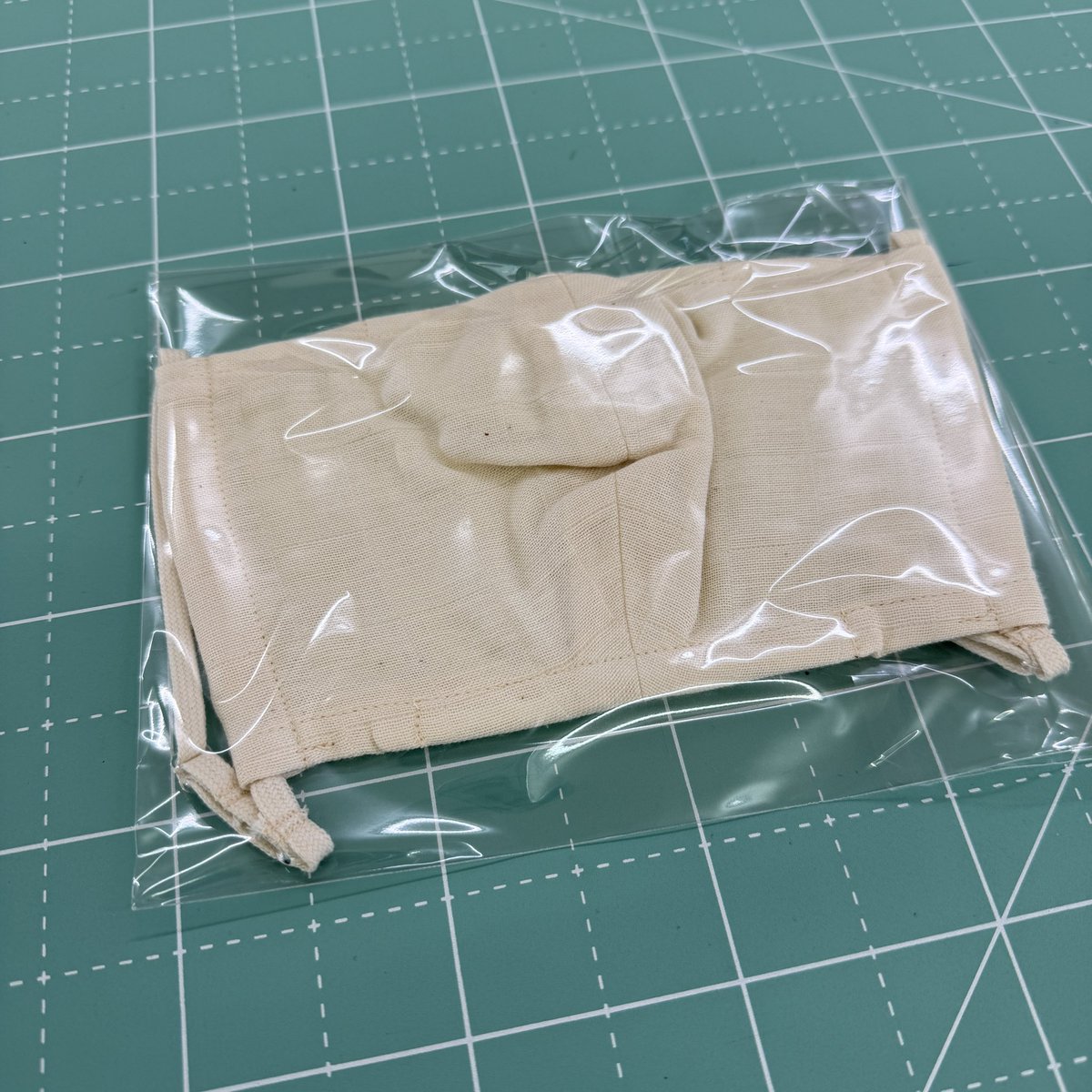 FWacca's tweet photo. 【マスク完成🪡】

仕上げアイロン完了✨

waccaオリジナルマスクは
立体構造になっているので
鼻の部分に空間ができています😊

でも、袋詰めの時は
ビニール袋の中の空気を抜くので
ぺちゃんこに🤣

でも大丈夫です🙆‍♀️
袋から出せば
ちゃんと立体に戻ります✨

#wacca
#マスク https://t.co/JSpA1hyiyQ