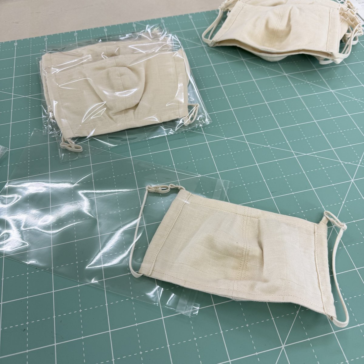 FWacca's tweet photo. 【マスク完成🪡】

仕上げアイロン完了✨

waccaオリジナルマスクは
立体構造になっているので
鼻の部分に空間ができています😊

でも、袋詰めの時は
ビニール袋の中の空気を抜くので
ぺちゃんこに🤣

でも大丈夫です🙆‍♀️
袋から出せば
ちゃんと立体に戻ります✨

#wacca
#マスク https://t.co/JSpA1hyiyQ