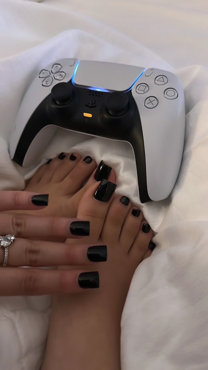 jaywalkingfeet's tweet photo. leveling up 🖤💝 #prettyfeet #feet https://t.co/uHFv3Kw14C