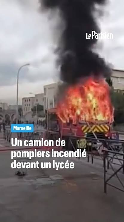 JMLnay's tweet photo. @RTLFrance La répression policière elle est là avec vous dans cette pièce ?

@RTLFrance vous devriez identifier ce militant comme partisan d'extrême gauche, ce n'est absolument pas quelqu'un d'objectif https://t.co/j4o5MDGYKF