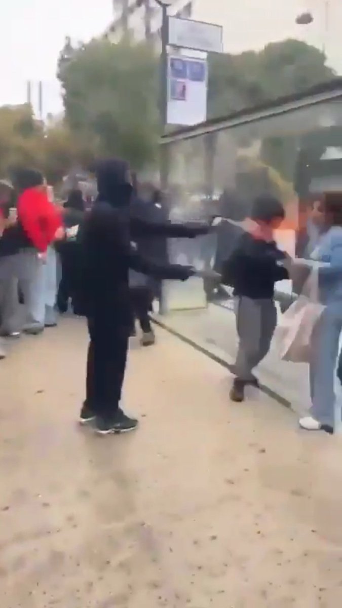 JMLnay's tweet photo. @RTLFrance La répression policière elle est là avec vous dans cette pièce ?

@RTLFrance vous devriez identifier ce militant comme partisan d'extrême gauche, ce n'est absolument pas quelqu'un d'objectif https://t.co/j4o5MDGYKF