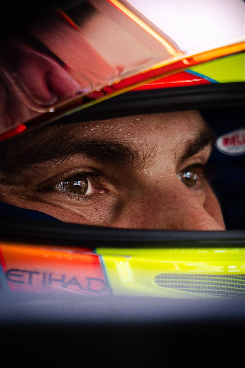 McLarenF1's tweet photo. Can confirm: it’s HOT 🥵 

#McLarenF1 | #BahrainGP 🇧🇭 https://t.co/AHUDhaeG9u