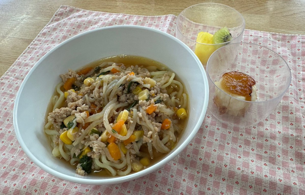 ic_seiji's tweet photo. 日本の食文化に触れよう！北海道メニューとして味噌ラーメンと芋餅を給食で提供しました！ https://t.co/fvBsUcOYaS