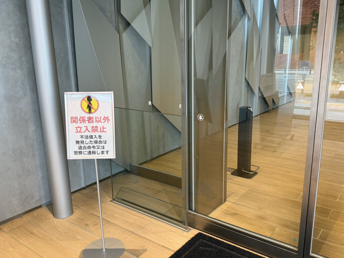 sinkansen1023's tweet photo. 富山駅北 Dタワー
閑古鳥が鳴く…と噂のとこに行ってみたけど…

俺はまぜそばに行きたかったのに、まず日本語が書いてなすぎてたどり着けないんよ…🤦🏻️

で！で！で！…まぜそばにたどり着いたら今度は日本語が通じないんよ😇！

ﾀﾞﾒﾀﾞｺﾘｬ🤷‍♂️

ﾂﾌﾞﾚﾃﾄﾞｳｿﾞ!!! https://t.co/SlhJm6LKgi
