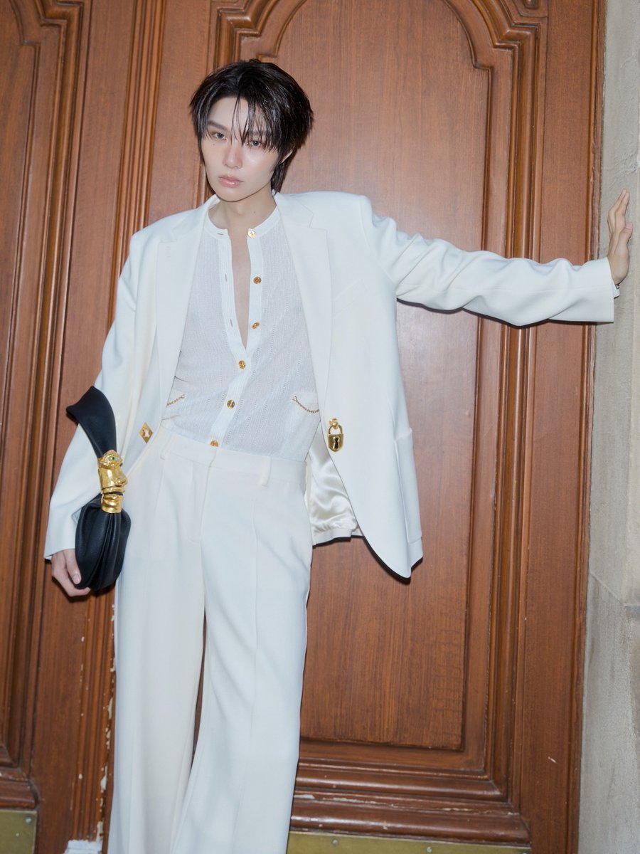 TrendyUpdate_th's tweet photo. TWO SHADES, ONE FASHION MOMENT. 🖤🤍

ส่องลุคสุดปังของแฟชั่นไอค่อนแห่งปี “เก่ง – น้ำปิง” ขณะเข้าร่วมชมโชว์ Schiaparelli Ready-To-Wear Spring/Summer 2027 ในชื่อ “GOING CLEAR” ผลงานการออกแบบโดย Daniel Roseberry ณ กรุงปารีส ประเทศฝรั่งเศส 🇫🇷✨

♠ “เก่ง หฤษฎ์ ” มาในลุค all-black สุดคม กับโค้ตซิลูเอตเนี้ยบเนื้อเงาที่เพิ่มความดรามาติกด้วยดีเทลเว้าช่วงอก แมตช์กับกางเกงสีดำและคลัตช์ดีไซน์โดดเด่น เติมกลิ่นอาย dark & sophisticated ได้แบบเต็มสิบ 🖤

♣︎ ขณะที่ "น้ําปิง นภัสกร" เสิร์ฟลุค all-white สุดคลีนในเบลเซอร์โอเวอร์ไซซ์ จับคู่กับเสื้อถักเนื้อบางดีเทลกระดุมทองและกางเกงสีขาว ก่อนคอมพลีตลุคด้วยกระเป๋าสีดำพร้อมฮาร์ดแวร์สีทอง เพิ่มคอนทราสต์ให้ลุคดู clean elegance ดูแพงแบบคลาสสิก 🤍

KENG & NAMPING AT SCHIAPARELLI SS27
#SchiaparellixKENGNAMPING 
#KengNamping #เก่งน้ำปิง 
#KengHarit #nampingster 
#PFW #Schiaparelli