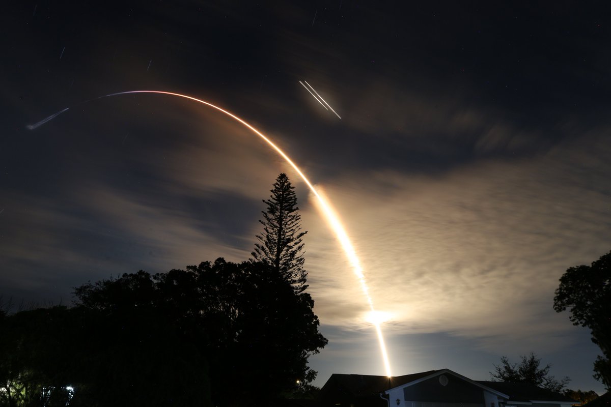 ARock73's tweet photo. My streaks of SpaceX Falcon Heavy NROL-97. @NASASpaceflight @thenasaman https://t.co/BBDe7GIg5b