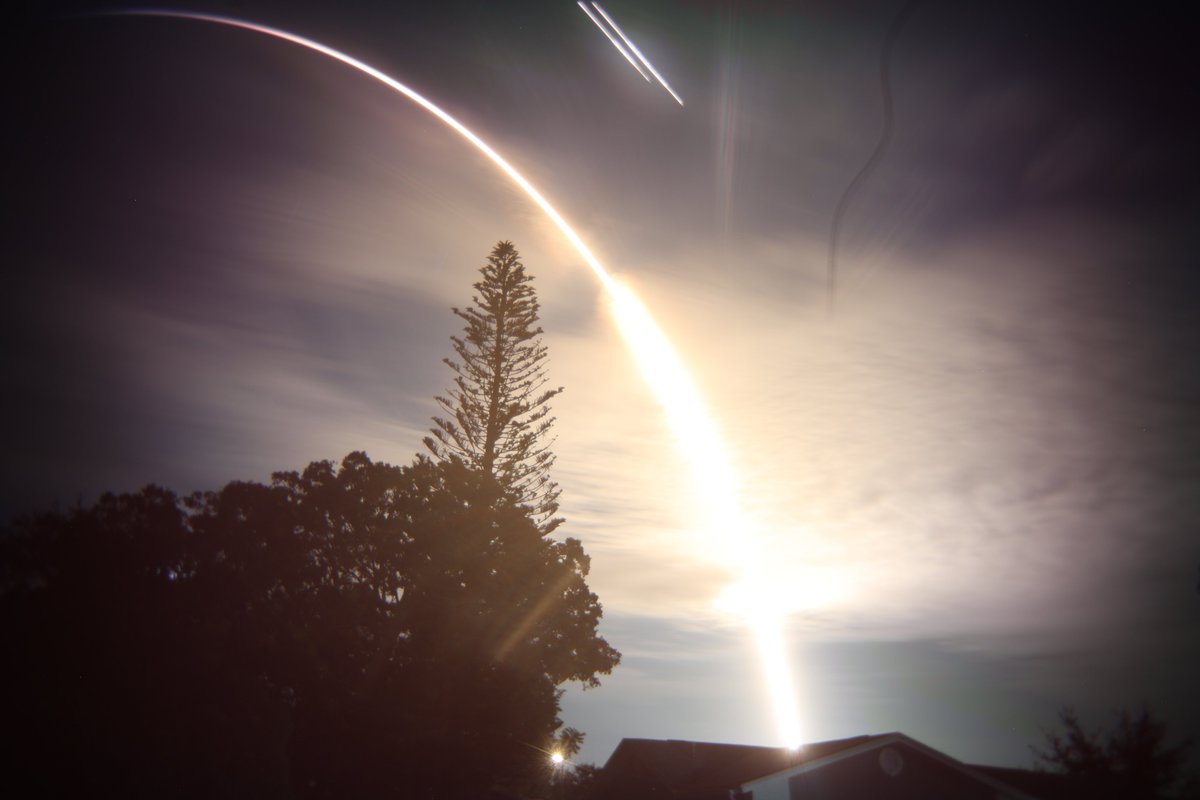 ARock73's tweet photo. My streaks of SpaceX Falcon Heavy NROL-97. @NASASpaceflight @thenasaman https://t.co/BBDe7GIg5b