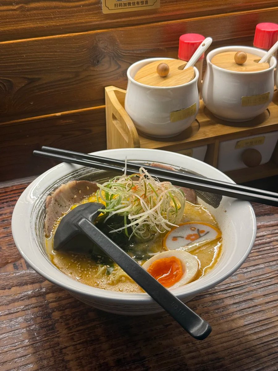 rlaned0's tweet photo. The pork bone broth, with its sesame miso and black garlic oil base, is incredibly flavorful and rich. The char siu is authentically delicious, and the karaage chicken is crispy and juicy. https://t.co/hxXqlI6sUk
