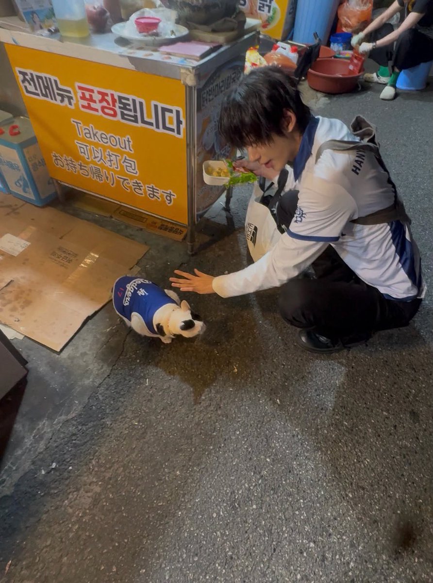 limyo19's tweet photo. 홈런볼 길빵하다가
야무지게 고얌미도 만지고 ㅇㅇ
너무귀엽다너 https://t.co/u0GyficpPG