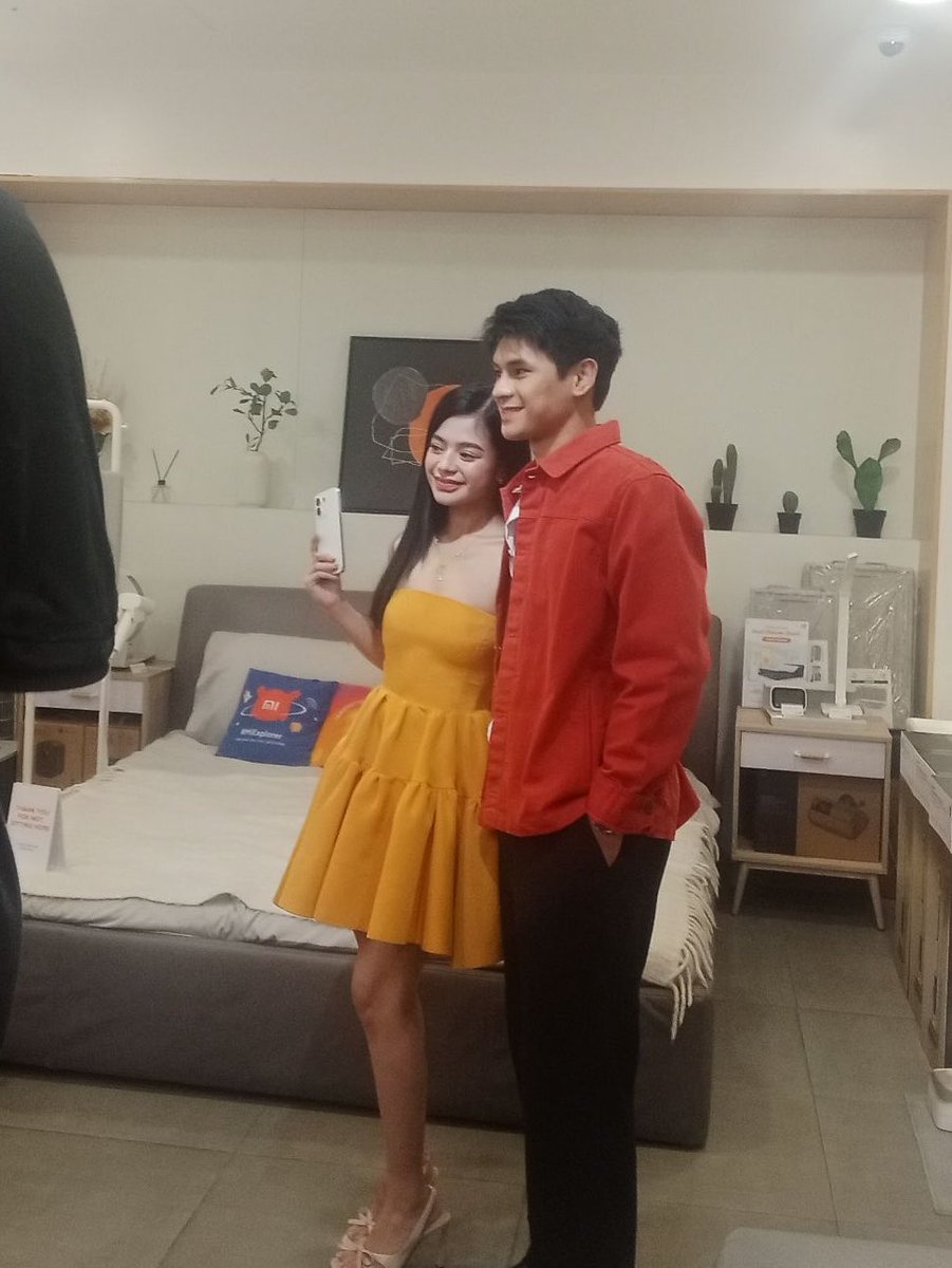 dreyuuuuuh_'s tweet photo. AYAN NAAA SILA!!!! 

GetREDMI WITHDustBia
#DusBiXiaomiDay #REDMINote17Series https://t.co/HtoklnAPSx
