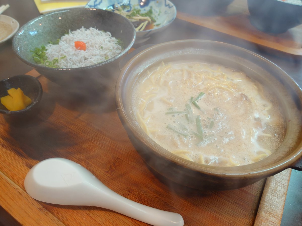crawlinghenzin's tweet photo. 鍋焼きラーメン！
うつぼのたたき
またポケモン https://t.co/V178txqZE8