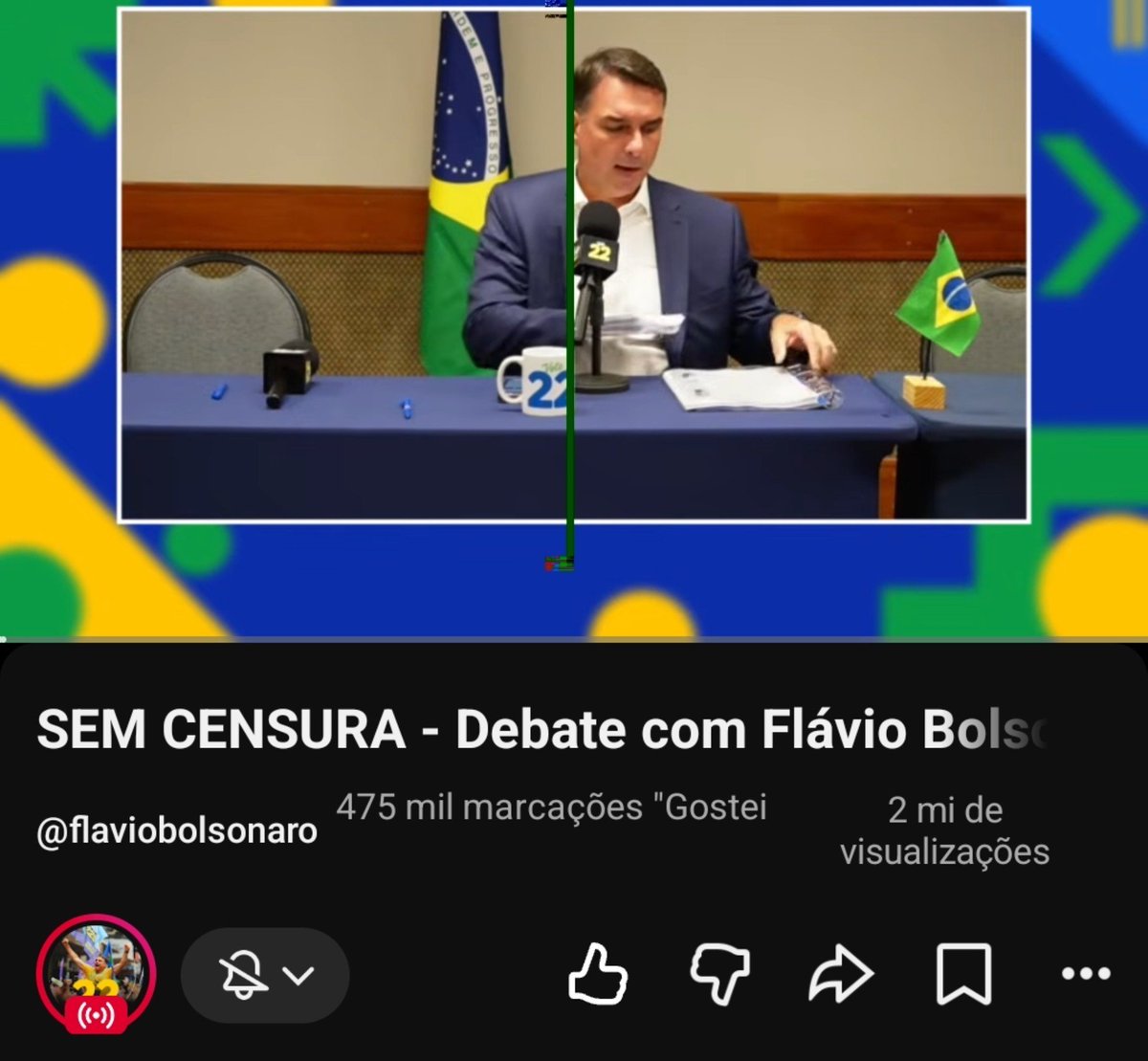 DDMered's tweet photo. Flávio Bolsonaro reclama de censura, enquanto faz uma live no próprio canal, pros próprios servos, sem permitir comunicação por chat. A razão?
     Ele não quer que o eleitor saiba que ele abandonou o debate por medo de que Renan Santos, um candidato da direita infinitamente mais competente que ele (o que não é difícil), tirasse a máscara de Flávio e mostrasse o idiota cagão que ele é.
    Ele tem medo de estar em um debate com alguém que o criticará, pois tem teto de vidro. Sabe que grande parte do eleitorado dele é frágil, afinal, quem é Flávio na fila do pão? Como senador, Flávio teve,apenas, 2 projetos da autoria dele, aprovados. Fala muito sobre "aumentar pena pro ladrão de celular", não aumentou, quem fez isso foi Kim Kataguri, do missão.
     Todos sabemos que esse patife não está concorrendo a presidência por uma questão de competência, mas sim por cosanguinidade. Muitos falam que vão votar em Flávio pela questão econômica, entretanto fica a pergunta,  qual competência ou experiência Flávio tem com economia? Simples, nenhuma, nenhuma formação ou experiência em economia, muito menos na necessária pra cuidar de um país como o Brasil.
     Agora vem a parte que mais me dói, não são os 143 milhões que ele recebeu de Voracaro, eu não espero que políticos sejam pobres, nem o fato que ele mudou de narrativa ao menos 43 vezes sobre a relação dele com Vorcaro e o caso master, não esperava mais que fosse inocente. 
     Eu poderia dizer que é a relação dele com a milícia, como na blindagem do milíciano responsável pelo assassinato de Ana Clara, que sequer foi julgado, imagino que ter tanta influência ajude nisso, honestamente, um dos poucos êxitos de Flávio, mas não consigo elogia-lo. Mas seria mentira dizer que esse é meu maior ponto de desgosto nesse ser vil, pois todos os dias tragédias como essa acontecem.
     O que mais me dói, acima de todas as outras coisas, é o fato de que ele está atentando contra nós, o povo brasileiro. A família Bolsonaro não é brasileira, não de verdade, não como eles dizem que são, patrióticos. Essa quadrilha tem se manifestado a favor de tarifas ao próprio país, interferências estrangeiras no Brasil. Sabemos o que acontece quando os Estados Unidos vem aos países alegando trazer democracia. Cavalo de Troia. Eles trazem guerra e derramamento de sangue, Flávio não se importa, tudo que importa pra ele é sentar no trono, mesmo que tenha sido construído com os cadáveres dos apoiadores.
      Bolsonarismo a essa altura, não se importa com roubo, pra eles, Lula roubou primeiro, se algo indica que Flávio rouba, é a mídia mentirosa ou então não é comprovado. Se Flávio protege um assassino de criança de ser julgado, bem, o miliciano ainda não foi julgado, logo é inocente, mesmo que o julgamento esteja sendo postergado desde 2021 até o dia de hoje. Não importa que ele tenha traído a esposa em orgia, afinal, os "homens" de seu eleitorado também pulam a cerca quando lhes convém. Não importa que ele esteja trazendo intervenção estrangeira, afinal, são os ESTADOS UNIDOS, os salvadores do mundo, mesmo que esse seja o ano com mais conflitos militares desde o fim da segunda guerra mundial em 45. Não importa que o pastor de Flávio tenha escrito um livro chamando a padroeira do Brasil, a virgem Maria, de "meretriz" e comparado seu culto a prostituição, pois não foi o próprio Flávio que disse, mesmo que ele tenha citado outro trecho do livro.
     Flávio traiu cada um dos princípios que se tornaram lema de sua campanha, Deus, Pátria e Família. 
Traiu a família, quando deixou a esposa em casa cuidando das filhas, enquanto participava de uma orgia, a famigerada "Bolsoruba".
Traiu Deus, quando o pastor que lhe batizou chamou a virgem Maria de "meretriz" e o catolicismo de prostituição e Flávio nada falou para contrariar, em vez disso, citou uma frase do livro em anúncio "o Brasil é do nosso Senhor, Jesus Cristo", um apito de cachorro, para aqueles que leram o livro.
     Enfim, traiu a pátria, de todas as formas...