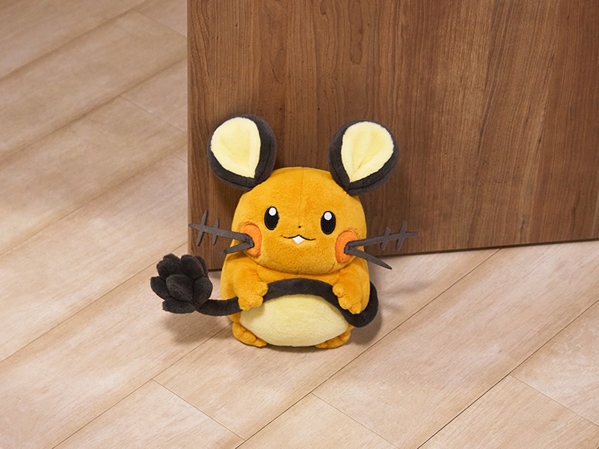 pokemon_pdc's tweet photo. 他にもデデンネの等身大ドアストッパーや、バチュルの等身大くっつきぬいぐるみなどかわいいグッズがいっぱい〰️

バチュルの等身大くっつきぬいぐるみは、前脚のクリップやエレキネット、紐2本を使うことで、いろいろなところにくっつけられるよ💛
やんちゃな2匹との生活を始めてみてね🛋️ https://t.co/MBZpKAI5RV