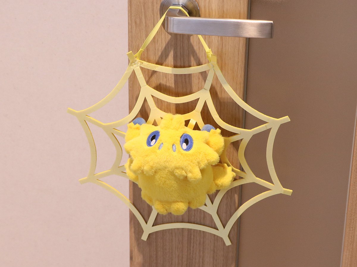 pokemon_pdc's tweet photo. 他にもデデンネの等身大ドアストッパーや、バチュルの等身大くっつきぬいぐるみなどかわいいグッズがいっぱい〰️

バチュルの等身大くっつきぬいぐるみは、前脚のクリップやエレキネット、紐2本を使うことで、いろいろなところにくっつけられるよ💛
やんちゃな2匹との生活を始めてみてね🛋️ https://t.co/MBZpKAI5RV