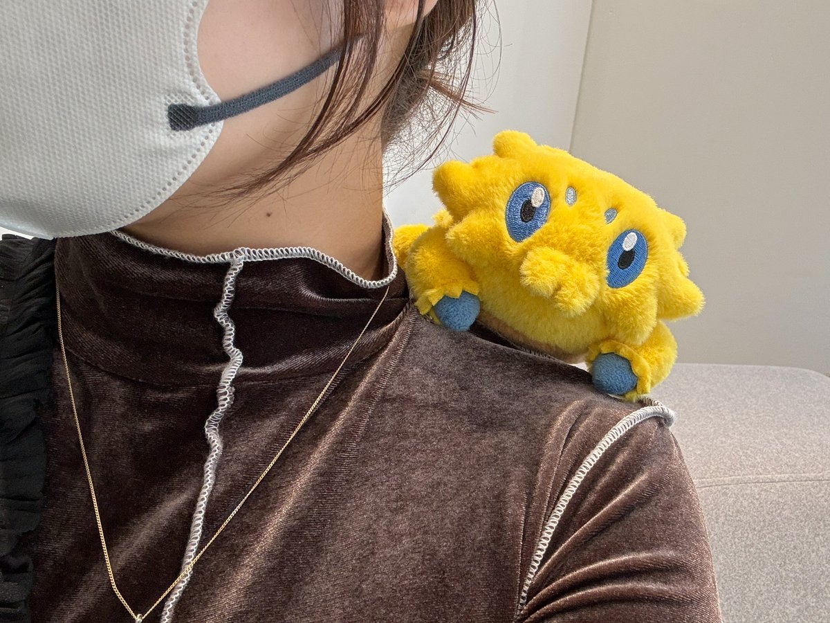 pokemon_pdc's tweet photo. 他にもデデンネの等身大ドアストッパーや、バチュルの等身大くっつきぬいぐるみなどかわいいグッズがいっぱい〰️

バチュルの等身大くっつきぬいぐるみは、前脚のクリップやエレキネット、紐2本を使うことで、いろいろなところにくっつけられるよ💛
やんちゃな2匹との生活を始めてみてね🛋️ https://t.co/MBZpKAI5RV