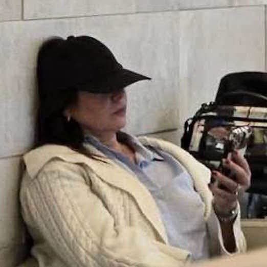 OrlyHar's tweet photo. קרדיט: אשקלונים מאוכזבים. 

זה מטורף, התרסקות המטוס על תל אביב נמנעה בזכות צירוף מקרים נדיר ביותר -
ילדה קטנה שצריכה פיפי דווקא ברגע מסויים, ואמא שלה שמבחינה בחושיה החדים ובקור רוח מתריעה, וארבעה גברים ישראלים אמיצים, וטייס הודי נועז, ומזל משמיים שבמטוס היו במקרה שני טייסים נוספים, וכך ניתן היה להנחית אותו אחרי ההשתלטות על טייס המשנה העומאני. 
סיפור לסרט, ללא ספק.

אבל הכרחי לבחון מה היה קורה אילו פרט אחד היה אחר, והמטוס היה מתרסק חלילה על תל אביב, הורג מאות אנשים בנוסף לנוסעים ואנשי הצוות, והופך להיות הפיגוע הגדול בתולדות המדינה. 
או שמטוס חיל האוויר היה מיירט ומפיל אותו כדי שלא יתרסק על תל אביב - ומטוסי יירוט הוזנקו אל עבר המטוס מיד כשהתקבל אות הקריאה המודיע על חטיפה. 

זה היה על חוט השערה. 

היה כאן מחדל ענק. 
לא ״פירצה״. 
מחדל ענק. 
מחדל ענק, כי ההסכם המאפשר לפליי דובאי לטוס לארץ מחייב כי הטייסים יהיו אך ורק בעלי אזרחות של מדינה עמה יש לישראל יחסים דיפלומטיים.
לפי ההסכם, לא יתכן כי טייס מעומאן יטיס מטוס לישראל. 

אבל ההסכם הזה לא נאכף, 
למרות שהאינטרס לאכפו הוא רק של ישראל. 
וכך טייס מעומאן קיבל לידיו מטוס שטס לתל אביב. 

האחריות בענין הזה היא ברורה וחדה - והיא על שרת התחבורה, שרשות שדות התעופה באחריותה. 
אבל זו שרה לעניני טקסים וחנופה לשליט ורעייתו, 
שמבלה באינסוף נסיעות לחו״ל, 
ועניני תחבורה לא בראש סדר העדיפויות שלה.
לתפקידים בכירים היא ממנה מקורבים כושלים שלא עומדים בדרישות הסף של התפקיד ומרמים בהצגת קורות חיים שקריים (ראו למשל, רק לאחרונה, את מנכ״ל נתיבי איילון).

אז ככה נראית טיסה לתל אביב מדובאי - 
עם טייס שהיתה מעליו נורה אדומה ברורה, 
ואסור היה לו להטיס את המטוס הזה. 

ואיפה השב״כ של זיני?
לא בארוע. 
עכשיו מתפרסם שהשב״כ התריע כבר לפני חודשים על העדר אבטחה בטיסות הזרות מדובאי לארץ. 
ומה נעשה מעבר להתרעה? 
בכל יום נמשכו מאז הטיסות. 

פעם, בכל מטוס לישראל וממנה היה איש בטחון ישראלי במושב קבוע. 
מפרסמים שוב ושוב - לא מהיום - שיש לאיראנים ולאחרים שאיפות רציניות להרים פיגוע משמעותי בחו״ל.
זו טיסה מיעד כל כך רגיש. 
דובאי איננה אתונה. 
אז איפה השב״כ ? 
לא ראוי להציב איש בטחון ישראלי בטיסה מהאמירויות? 

התוצאה היא סיכון מטורף לחיי אזרחים. 

בטח שנחוץ לחקור ארוע בקנה מידה כזה. 
בטח שצריך. 
אבל עם השלטון הזה, גם בעוד שלוש שנים לא תוקם וועדת חקירה. 
במקום זה יצטלמו עם הגיבורים, 
ינסו לנכס את גבורתם, 
יחלקו להם אותות גבורה, 
ועוד מחדל יטאטאו מתחת לשטיח. 

אין לשלטון שום חלק בגבורת האמיצים שסיכלו את האסון. 
השלטון הזה ממשיך לסכן חיי אזרחים ברשלנות פושעת.

כן, אותה רשלנות פושעת שהביאה את הטבח. 
אותו זלזול. 
התנשאות וזחיחות. 

אותה הפקרות.
אותה הפקרה של אזרחים לגורלם, במדינה שאינה מנוהלת. 

ב 27.10 מחליפים אותם. 
מספיק להמר על חיי ישראלים. 
מספיק לגמרי.

על זה הבחירות.

התמונה: 
שרת התחבורה בכובע מצחייה - 
מסתירה עצמה בנתב״ג, בעוד אחת מנסיעותיה.
