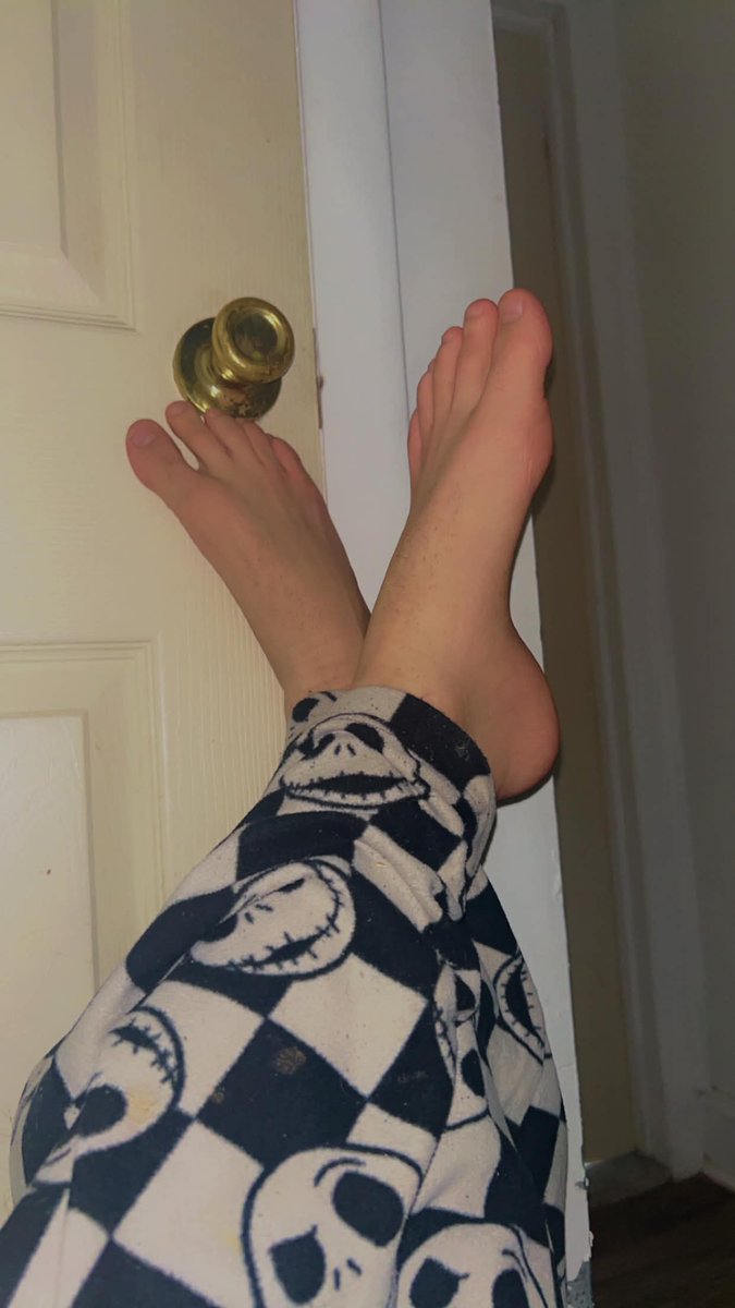 xoxoeclipse_'s tweet photo. Worship my feet 

#feet #gay #feetfetısh #feetworshi̇p #gayfeet #ticklekink #tickle https://t.co/q5LEklEL6F