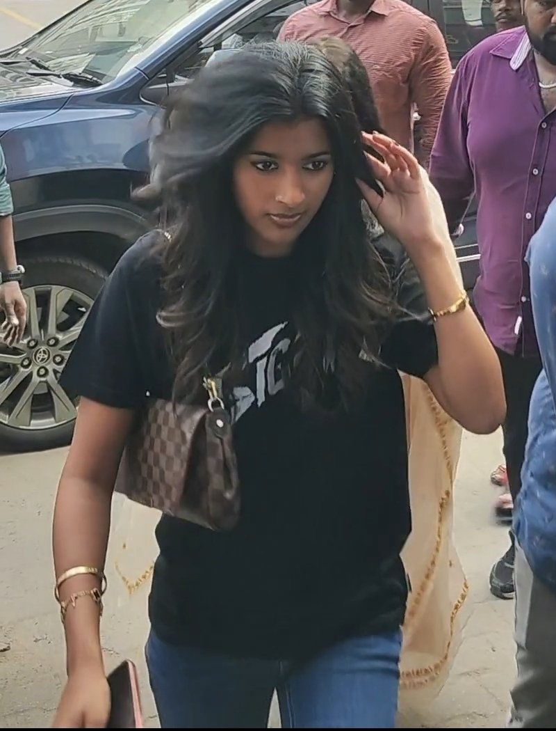 dollybiblio's tweet photo. Omg she looks exactly like thalapathy vijay https://t.co/pYyVnrsNsC