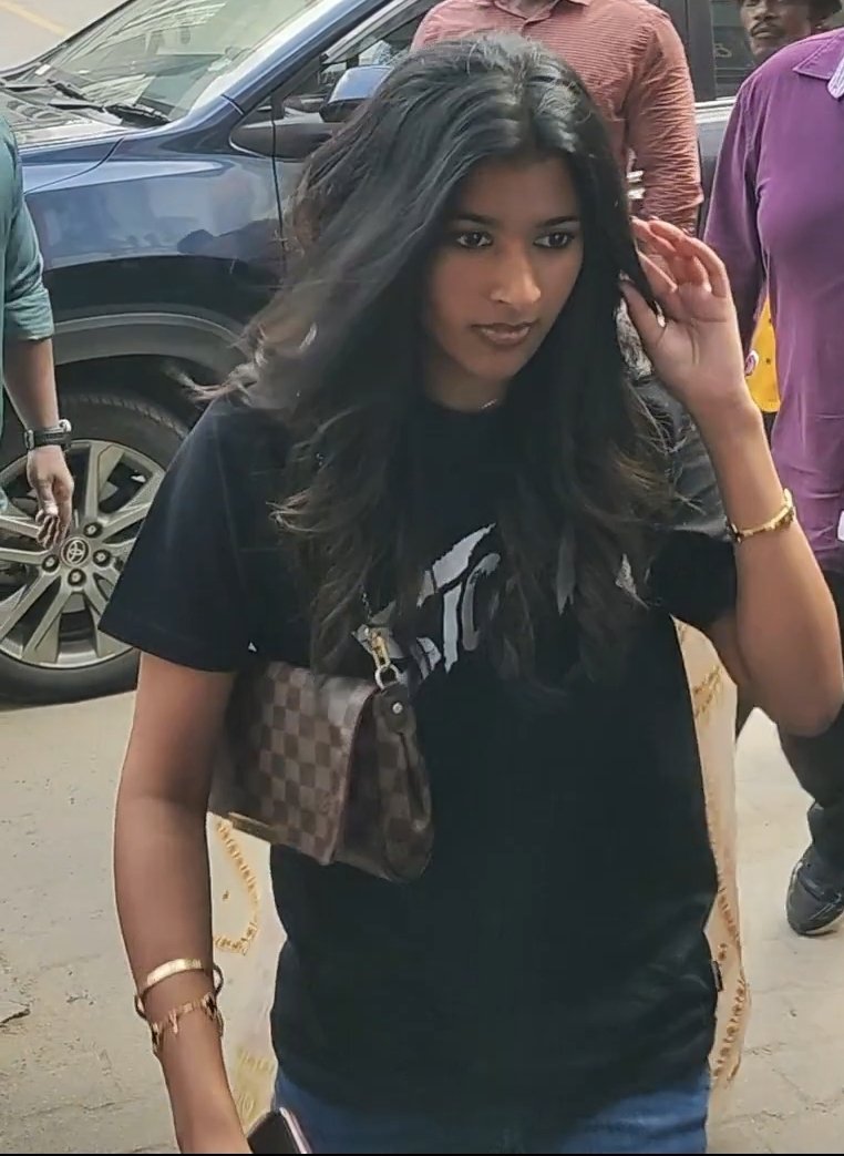 dollybiblio's tweet photo. Omg she looks exactly like thalapathy vijay https://t.co/pYyVnrsNsC