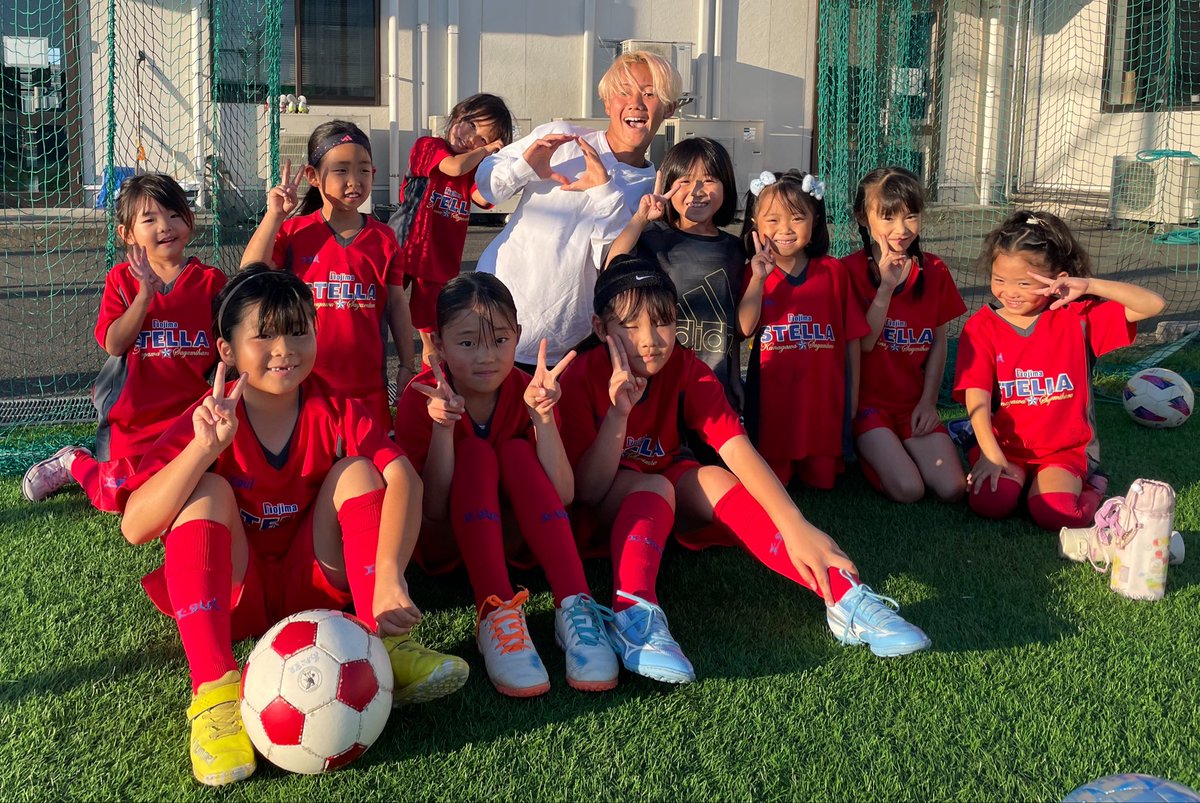 nojima_school's tweet photo. 木曜U9/U6🚢

スクール前に、偶然通りかかった築地育選手。

「大きくなったね〜😊」
「今日も頑張るんだよー💪」

いつもスクール生のことを気にかけてくれる育選手のことが、みんな大好きです！
久しぶりの晴れ間、夕陽に照らされた子供達の顔はキラキラしていました🌅

#築地育 選手
#ノジマステラ https://t.co/vaH3DBA41Q