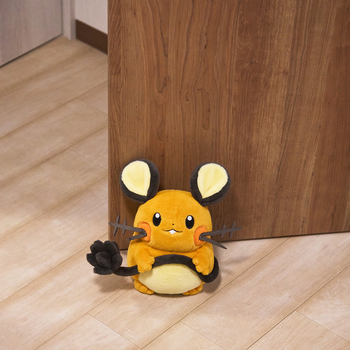 pokecamatomeru's tweet photo. 電気を求めてやってきたデデンネとバチュルの日常を描いたグッズがポケモンセンターに登場！

📅発売日
10月10日(土)
※ポケセンオンラインは10月8日(木)10時

✅ずっしり2.2kg！等身大ドアストッパー でんきちょーだい！ デデンネ　5,940円
✅エレキネット付き 等身大くっつきぬいぐるみ でんきちょーだい！ バチュル　2,970円
✅コードホルダー2個セット でんきちょーだい！ デデンネ・バチュル　1,320円
✅フラッシュマルチ充電ケーブル でんきちょーだい！ デデンネ　3,300円
✅フラッシュマルチ充電ケーブル でんきちょーだい！ バチュル　3,300円
✅ライトキーホルダー でんきちょーだい！ デデンネ　2,420円
✅ライトキーホルダー でんきちょーだい！ デンヂムシ　2,420円
など

✅詳細
https://t.co/bjSNf4RFld