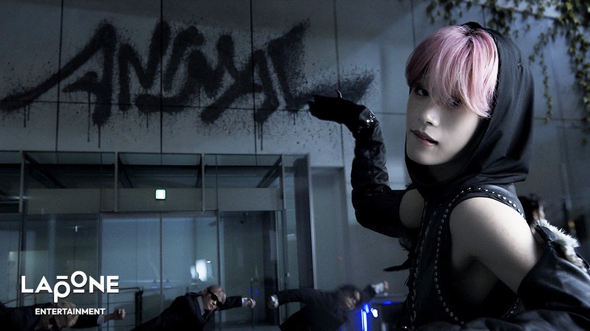 oricon's tweet photo. JO1、全米デビュー曲「ANIMAL」MV公開❗️
ワイルドに踊り狂う
メンバーの川西拓実も作曲に参加
https://t.co/kQyUyHBIsZ

#JO1 https://t.co/kYiQt46Kp5