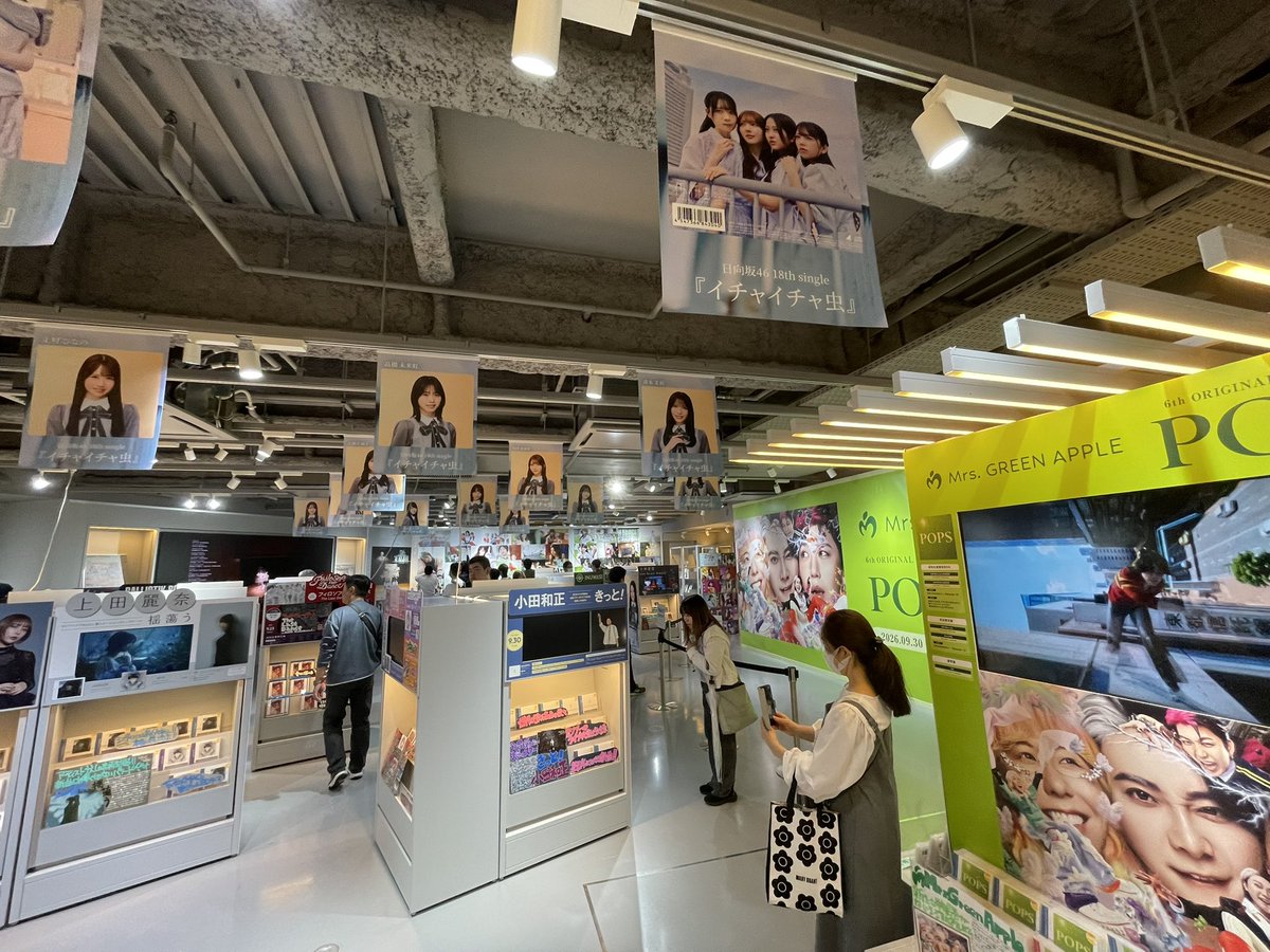 SShinya0508's tweet photo. やっと来れた!
いや好きなアイドルとアーティストが、
こうして一度に展示をしてると嬉しいな
☀️🍏
#日向坂46
#日向坂46_イチャイチャ虫
#MrsGREENAPPLE
#MGA_POPS_STATION
#ミセスPOPS https://t.co/ylM0YM22HO