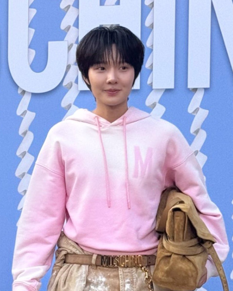sweetknp_'s tweet photo. crying my little baby kitten is a whole madam now 

KENG NAMPING IN PARIS FW27
#SchiaparellixKENGNAMPING
#Schiaparelli
#KengNamping
#KengHarit #nampingster https://t.co/WzeB1nfps6