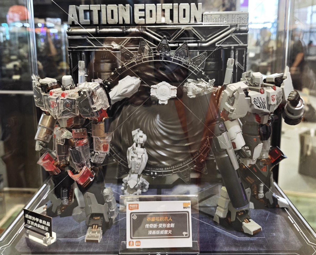 TFHypeGuy's tweet photo. Blokees AUTOBOT MEGATRON REVEALED!!!

OHHHH YEAAA BABY that's what I've been waiting THAT'S WHAT ITS ALL ABOUT.

This Action Edition figure looks REMARKABLE.

And who is that through the portal?

I see 07 Bee and Blackout?
TLK Megatron Fusion canon?
A CYBER PLANET KEY? https://t.co/MIKrPoqEnZ