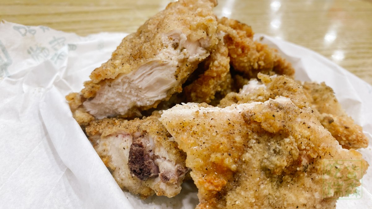FoodieResen's tweet photo. 招牌寫牛乳大��，
靈魂卻是炸雞排！
薄衣卡滋作響，
肉厚汁多帶蒜香。
配上濃如奶昔的碎冰木瓜牛奶，
熱油香碰上極凍奶香，
絕妙冰火感太過癮！

🍜 https://t.co/dcD6UkRPJW

你先啃雞排還是先喝牛奶？

📍 三重牛乳大王
🚇 新北市三重區重新路二段73號
#瑞森慢活中 #新北美食 https://t.co/gb5GwGtwai