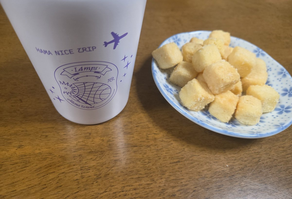 MiyamuReality's tweet photo. 早速バスツアのお土産頂いてる、美味い！ https://t.co/db7mxXCSA0