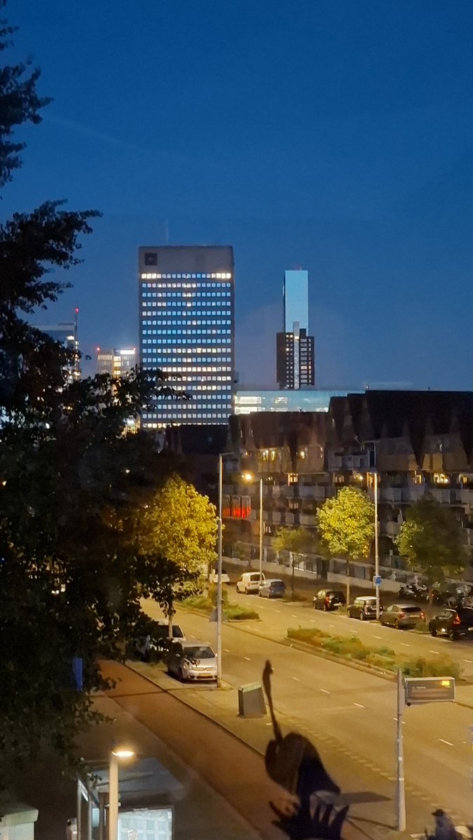 ger_elly8423's tweet photo. Rotterdam......vanmorgen om 07:00 u. Helder en 15 graden......het belooft weer een mooie dag te worden. https://t.co/I3Bout29O0