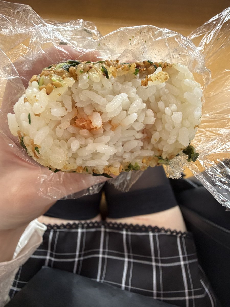 nyam___pp's tweet photo. 自分で作ったおにぎりバカ美味くてネ申。これからエクステつけに行く🎶黒髪ピンクインナー🩷 https://t.co/WOEXitsKTf