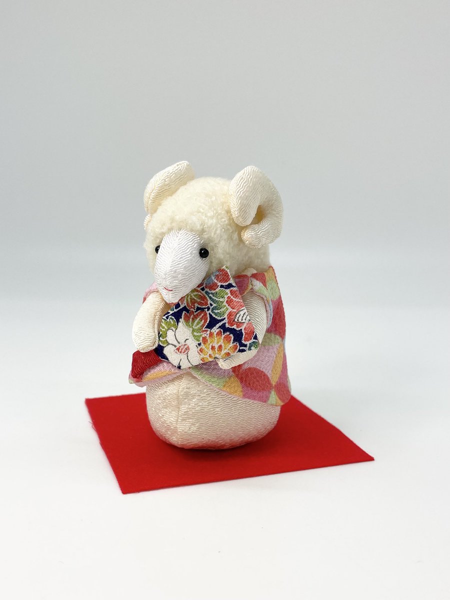 yamadamatsu's tweet photo. 【干支商品のご案内】
2027年（令和9年）は未歳。
愛らしい未達の姿と共に雅やかな香りを愉しみませんか？
匂香の香りは、白檀や丁字、大茴香などをはじめ、多数の香原料を配合・調製しています。

［写真］84245 匂袋　羽子板　未
◎オンラインショップ：https://t.co/ZzEQHSYMMx https://t.co/FnFg5kFGzd