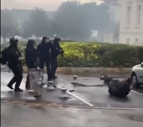 le_Parisien's tweet photo. 🔴 «Je ne peux pas le regarder sans pleurer» : mâchoire brisée, dents cassées... la mère du lycéen de 14 ans blessé par un tir policier, lundi à Saint-Ouen-l'Aumône (Val-d'Oise), témoigne
➡️ https://t.co/w2XfulkLV8 https://t.co/GU2RWiaheA