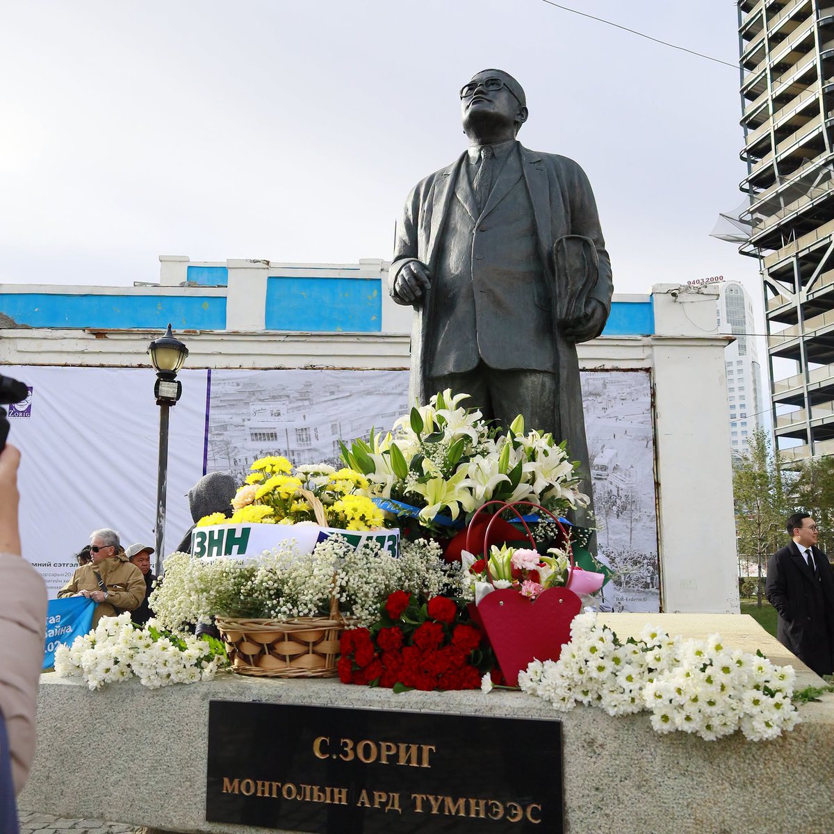 DNN_MN's tweet photo. ХХ зууны Монголын төр, нийгмийн нэрт зүтгэлтэн, Ардчилсан хөдөлгөөний анхдагчдын нэг Санжаасүрэнгийн Зориг агсан бусдын гарт амь насаа алдаад 28 жил өнгөрч байна. Эл өдрийг тохиолдуулан Ардчилсан намын удирдлагууд өнөөдөр /2026.10.02/ С.Зориг агсны гэрэлт хөшөөнд цэцэг өргөж, хүндэтгэл үзүүллээ