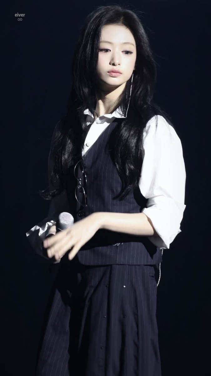 Mayamix123's tweet photo. AHYEON said in her Women In Pop interview that there’s not much they can share right now, but they hope to show a new side of BABYMONSTER next year… i’m starting to lose hope for Rami’s return this year and a full album 

🔗https://t.co/6vz3REZ5Og… https://t.co/pUdsSmjESB