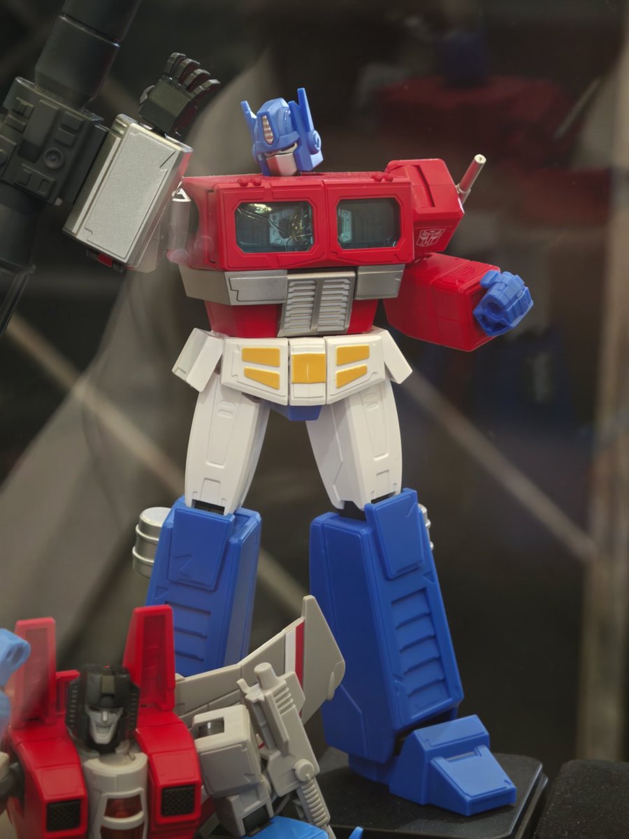 TFHypeGuy's tweet photo. Blokees Champion Class ENERGON UNIVERSE FIGURES!

Optimus Prime and Starscream!

Finally, some affordable versions of these characters. That official one is way too much. 

Starscream comes with a HISS TANK HOLY HELL!! https://t.co/AUYLoFTJa2