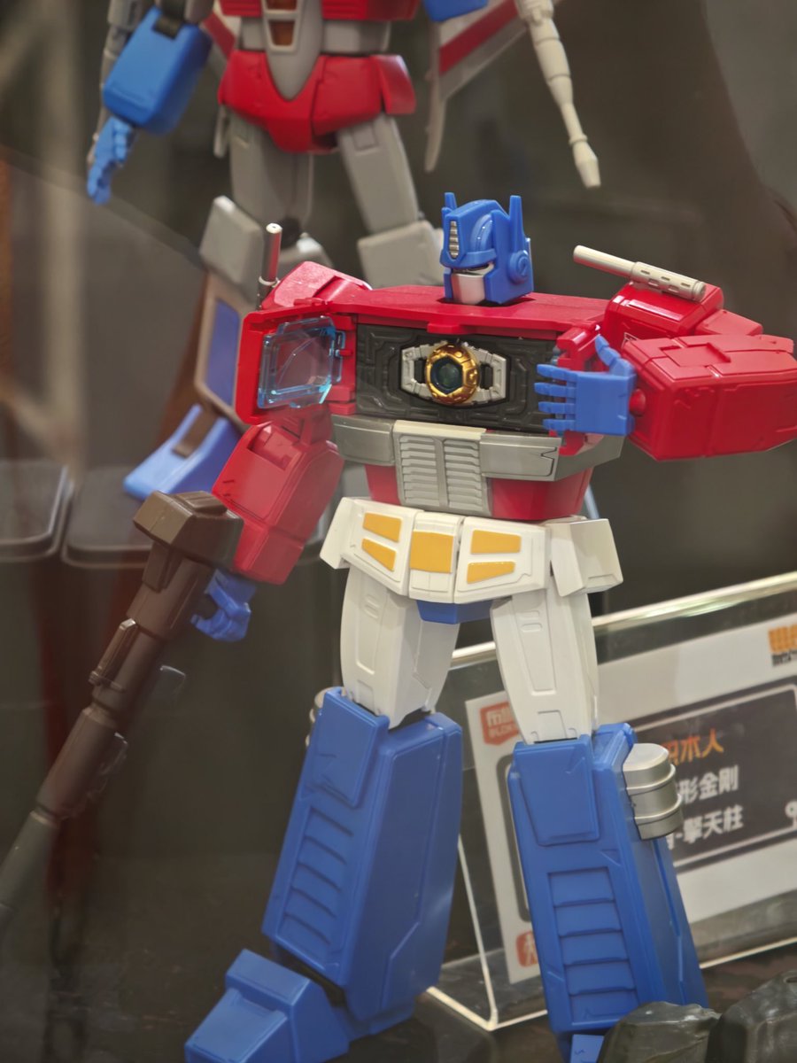 TFHypeGuy's tweet photo. Blokees Champion Class ENERGON UNIVERSE FIGURES!

Optimus Prime and Starscream!

Finally, some affordable versions of these characters. That official one is way too much. 

Starscream comes with a HISS TANK HOLY HELL!! https://t.co/AUYLoFTJa2