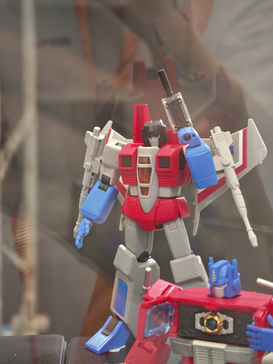 TFHypeGuy's tweet photo. Blokees Champion Class ENERGON UNIVERSE FIGURES!

Optimus Prime and Starscream!

Finally, some affordable versions of these characters. That official one is way too much. 

Starscream comes with a HISS TANK HOLY HELL!! https://t.co/AUYLoFTJa2