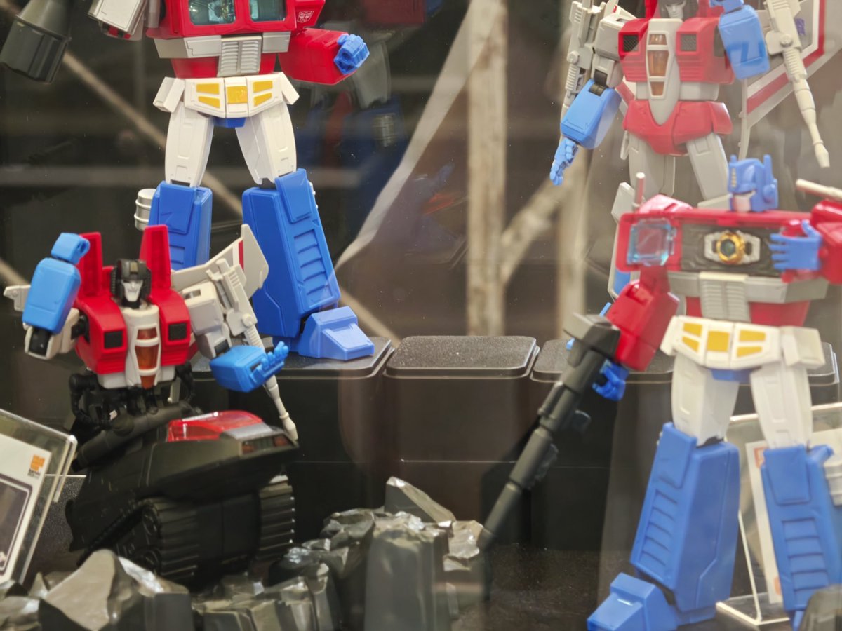 TFHypeGuy's tweet photo. Blokees Champion Class ENERGON UNIVERSE FIGURES!

Optimus Prime and Starscream!

Finally, some affordable versions of these characters. That official one is way too much. 

Starscream comes with a HISS TANK HOLY HELL!! https://t.co/AUYLoFTJa2