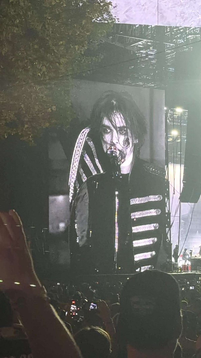 uunseenmirror's tweet photo. omfg im going feral. she’s so hot and emo https://t.co/T3Le18afit