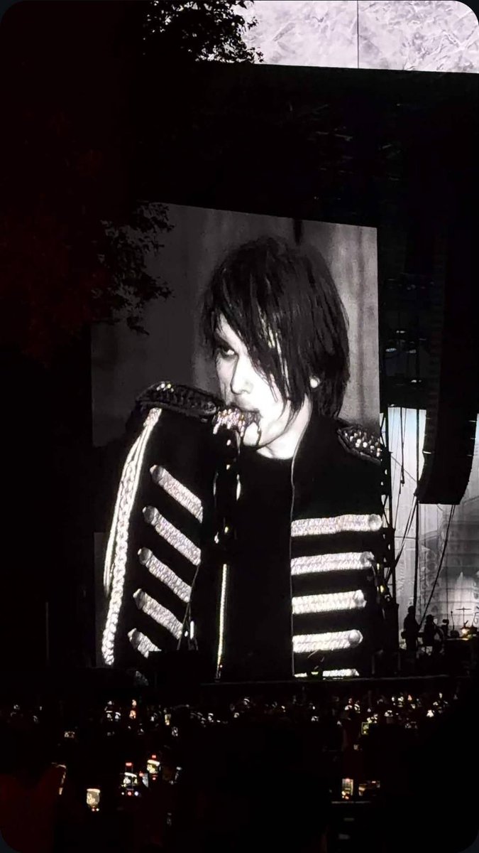 uunseenmirror's tweet photo. omfg im going feral. she’s so hot and emo https://t.co/T3Le18afit