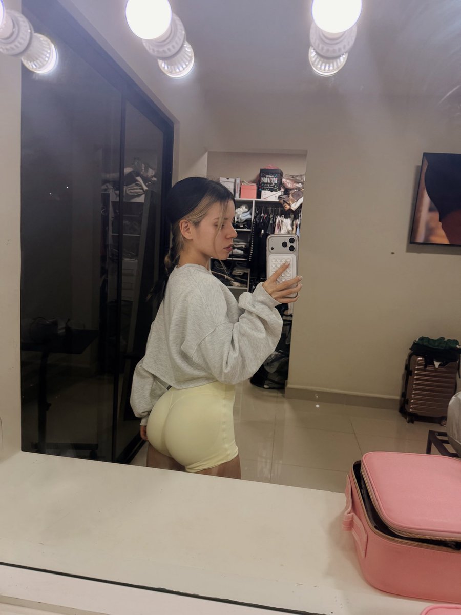 viviiutt's tweet photo. Hoy tocó día de pierna💋 https://t.co/6n91bEr1rf
