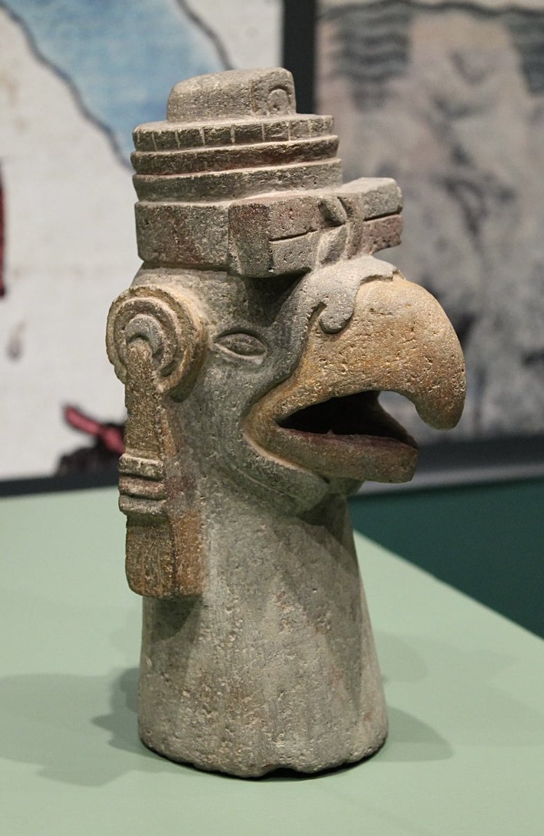 aldo_sauza's tweet photo. Escultura de cabeza de águila.

La pieza proviene del Templo Rojo Sur de Tenochtitlan, en la Ciudad de México. Fue elaborada en basalto. Representa la cabeza de un águila, porta unos discos-orejeras con bandas y un tocado de plumas. Conserva los pigmentos originales. https://t.co/DE002PhZWM