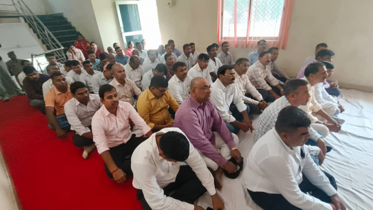 adgzonegkr's tweet photo. आज #AdgZoneGkr श्री राम कुमार द्वारा जोन कार्यालय में राष्ट्रपिता महात्मा गांधी जी एवं "भारत रत्न" पूर्व प्रधानमंत्री श्री लाल बहादुर शास्त्री जी की जयंती पर पुष्प अर्पण कर उनके आदर्शों व सिद्धान्तों का पालन करने एवं अपने दैनिक जीवन में उतारने हेतु अधीनस्थों को प्रेरित किया गया। https://t.co/hFSQOgg3aL