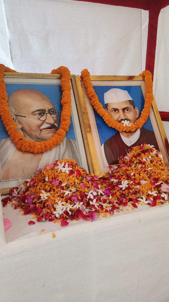 adgzonegkr's tweet photo. आज #AdgZoneGkr श्री राम कुमार द्वारा जोन कार्यालय में राष्ट्रपिता महात्मा गांधी जी एवं "भारत रत्न" पूर्व प्रधानमंत्री श्री लाल बहादुर शास्त्री जी की जयंती पर पुष्प अर्पण कर उनके आदर्शों व सिद्धान्तों का पालन करने एवं अपने दैनिक जीवन में उतारने हेतु अधीनस्थों को प्रेरित किया गया। https://t.co/hFSQOgg3aL