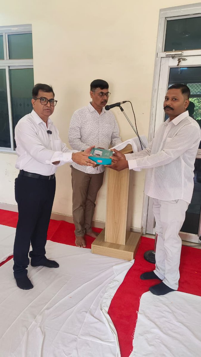 adgzonegkr's tweet photo. आज #AdgZoneGkr श्री राम कुमार द्वारा जोन कार्यालय में राष्ट्रपिता महात्मा गांधी जी एवं "भारत रत्न" पूर्व प्रधानमंत्री श्री लाल बहादुर शास्त्री जी की जयंती पर पुष्प अर्पण कर उनके आदर्शों व सिद्धान्तों का पालन करने एवं अपने दैनिक जीवन में उतारने हेतु अधीनस्थों को प्रेरित किया गया। https://t.co/hFSQOgg3aL