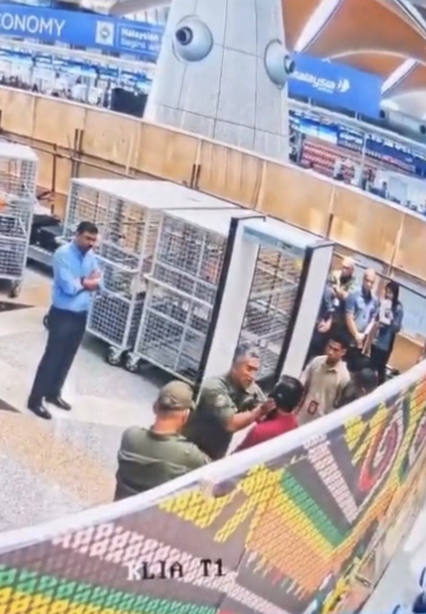 kongsiviralje's tweet photo. Kisah sebenar pasal video viral Dato Suhaily naik angin dekat dua anggota hari tu akhirnya terjawab juga dalam kenyataan media beliau. 

Ceritanya macam ni, masa kejadian tu, Dato Suhaily dengan pasukan dia tengah buat operasi spot check dekat aras lima KLIA. 

Operasi ni dibuat sebab sebelum tu dah banyak gila aduan pasal geng ulat warga asing, tambah pula kes jumpa dadah dengan barang seludup makin meningkat dekat tempat check bagasi tu.

Tengah sibuk operasi, dorang berjaya tangkap seorang warga asing yang disyaki geng ulat ni, terus bawa masuk bilik pemeriksaan untuk disoal siasat. 

Tapi, tengah syok Dato Suhaily dengan team dia buat kerja, tiba-tiba muncul dua anggota yang dorang tak kenal pergi rakam situasi masa tu.

Dato Suhaily apa lagi, terus suruh dorang padam rakaman tu on the spot. 

Masa nilah start silap faham sampai jadi kes tarik telinga dengan hantuk kepala tu, alih-alih rakaman CCTV pula yang tersebar. 

Beliau ada tegaskan yang operasi masa tu memang private dan cuma libatkan pegawai AKPS dengan pihak Avsec KLIA sahaja.

Apa yang paling buat ramai respek, Dato Suhaily ni memang jenis pemimpin yang tegas dan berprinsip habis. 

Ayat beliau yang betul-betul mendalam tu masa dia cakap, kalau nak ubah sesuatu benda memang ada harganya, dan kalau harga tu adalah diri dia sendiri, dia sanggup bayar. 

Beliau juga tak melenting atau nak lepas tangan, malah mengaku bertanggungjawab penuh dan sedia hadap apa saja tindakan atau hukuman daripada pihak atasan. 

Memang padu dan salute habis dekat Dato.
