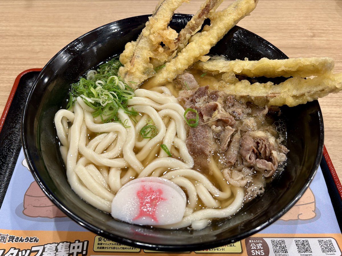 EisakuV's tweet photo. 久しぶり、という言葉では済まされないレベルのご無沙汰投稿になってしまいました。

ここ半年ほどの大きな変化といえば、

・男の子が生まれて、二児のパパトレーニーになりました。

・エニタイムを退会して、LifeFit民になりました。

そして今は、近所にオープンした「資さんうどん」に来ております。

（丸亀の方が好みでした）

相変わらず、意図せず
摂取カロリー ＞ 消費カロリー
の日々が続いております。